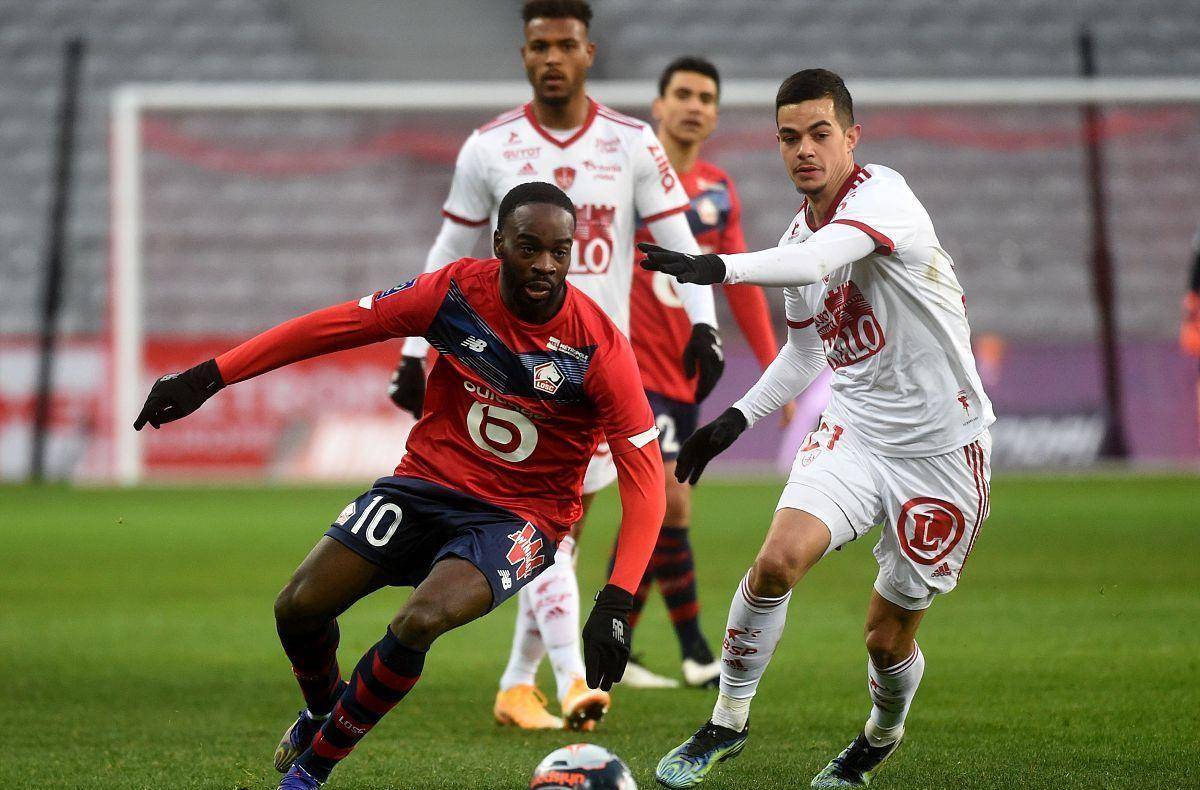 以大比分领 以大比分领